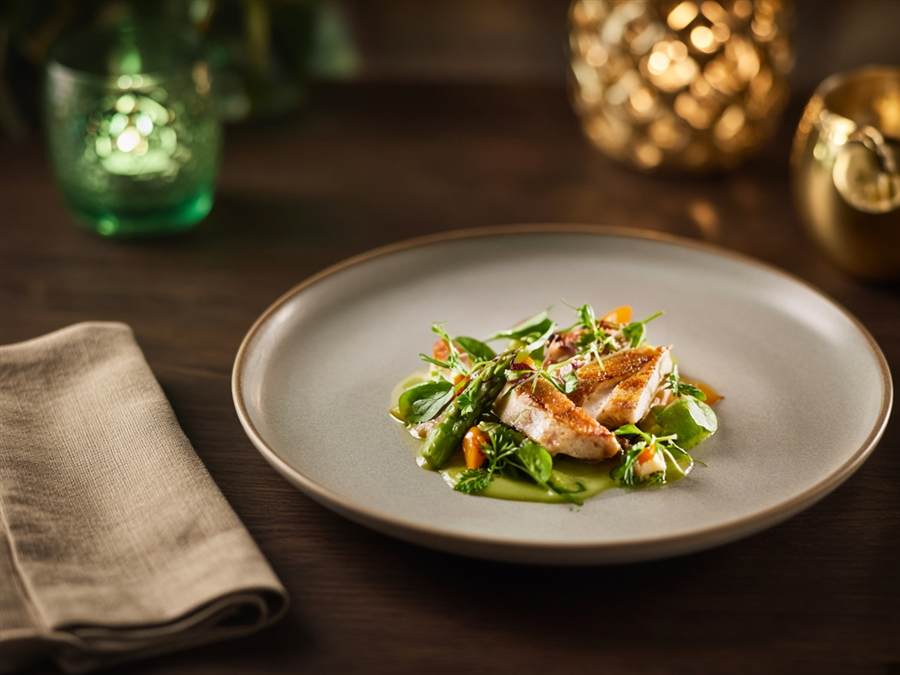 Assiette gastronomique servie dans l'ambiance MealFlowLore